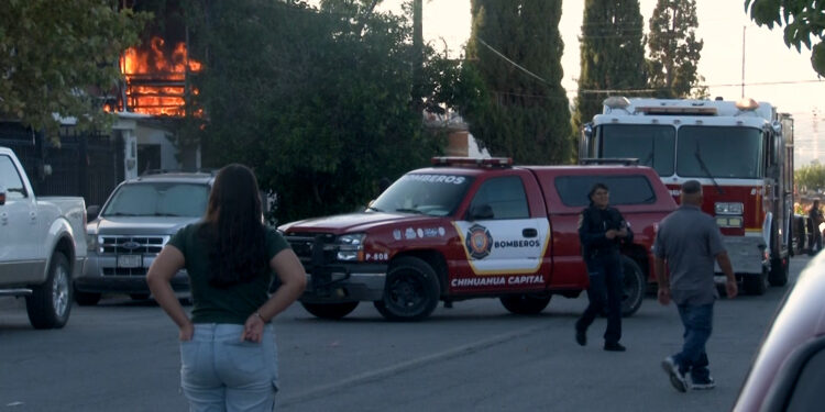 Incendio en colonia Dale deja vivienda destruida y un adulto mayor lesionado