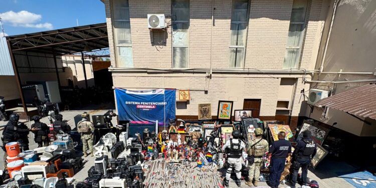 Hallan cuadros, armas hechizas y joyas en revisión del Cereso 3 de Ciudad Juárez