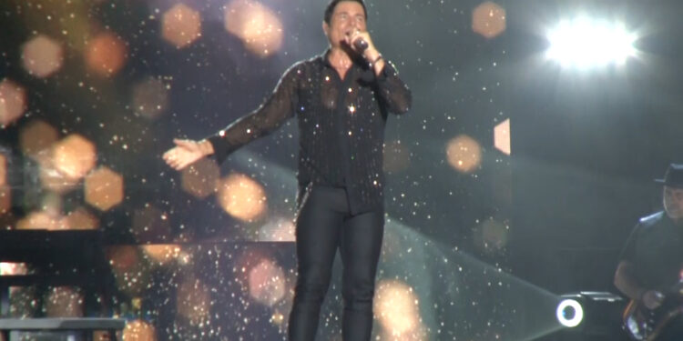 Chayanne hace vibrar Chihuahua con su “Bailemos Otra Vez Tour