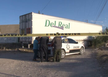 Tráiler derriba poste de alta tensión en Delicias