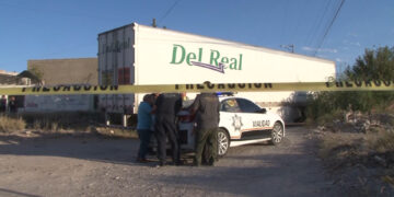 Tráiler derriba poste de alta tensión en Delicias