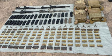 Aseguran arsenal y equipo táctico en operativo conjunto en Ojinaga