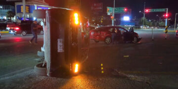 Vuelca camioneta en cruce de Ortiz Mena y Mirador