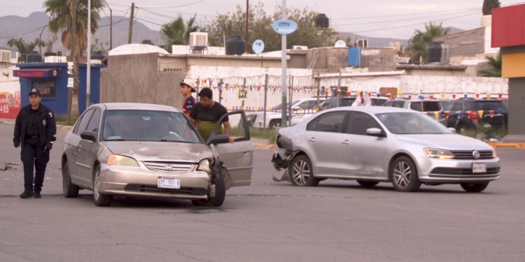 Colisión entre vehículos deja daños materiales en el norte de la ciudad