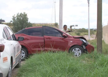 Conductor pierde el control y choca contra poste y barda en Delicias