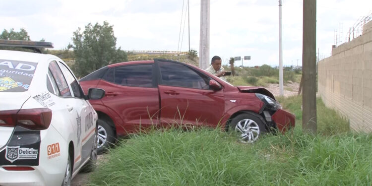 Conductor pierde el control y choca contra poste y barda en Delicias