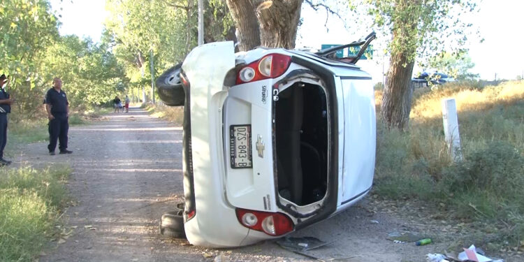 Mujer volcó en la carretera 45 y fue trasladada a un hospital de Delicias