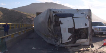 Tráiler con 26 toneladas de carne vuelca sobre la carretera Chihuahua-Aldama