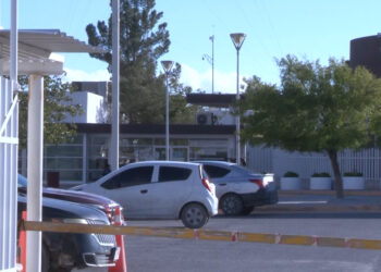 Internan en psiquiátrico a adolescente que atacó a madre de familia