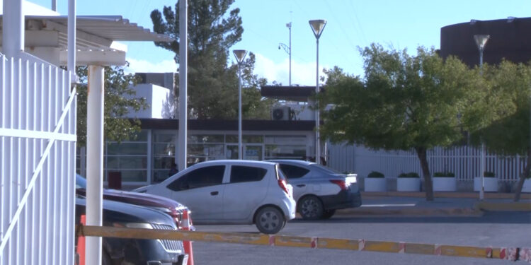 Internan en psiquiátrico a adolescente que atacó a madre de familia