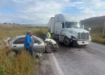 Auto impactó con tráiler dejando tres heridos en las Curvas del Perico