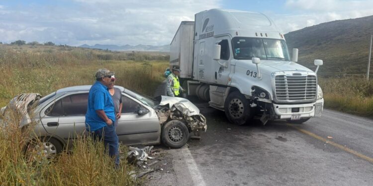 Auto impactó con tráiler dejando tres heridos en las Curvas del Perico