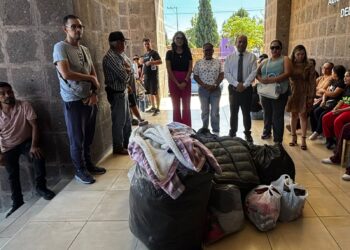 Bloquean calle para obligar a DIF a recibir donativos de chamarras; acusan al titular de negarse a recibirlas