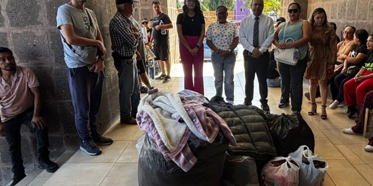 Bloquean calle para obligar a DIF a recibir donativos de chamarras; acusan al titular de negarse a recibirlas