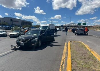 Tres lesionados en choque por vuelta en “U” indebida en la Av. Homero