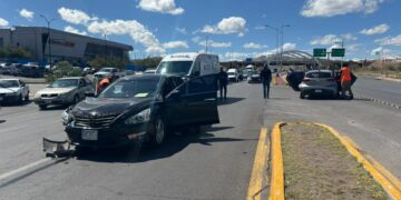Tres lesionados en choque por vuelta en “U” indebida en la Av. Homero
