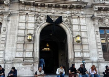 Colocan moño negro en Palacio de Gobierno en memoria de Víctor Cruz Russek