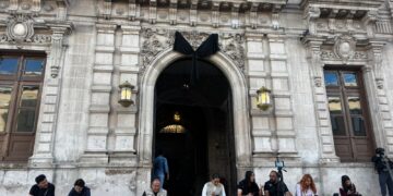 Colocan moño negro en Palacio de Gobierno en memoria de Víctor Cruz Russek