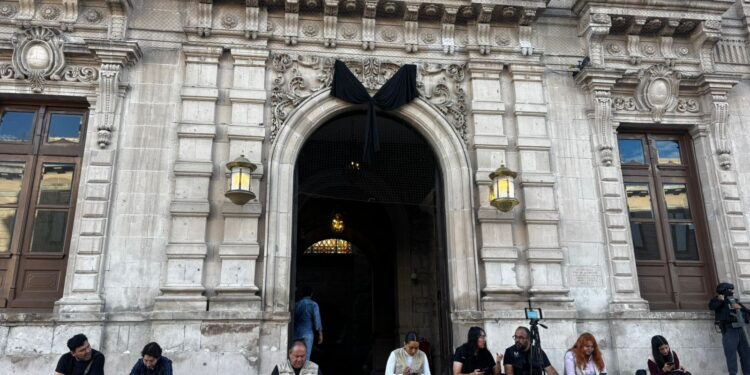 Colocan moño negro en Palacio de Gobierno en memoria de Víctor Cruz Russek