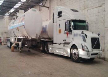 Aseguran bodega con 87 mil litros de combustible y toma clandestina