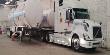 Aseguran bodega con 87 mil litros de combustible y toma clandestina