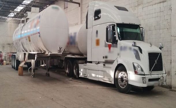 Aseguran bodega con 87 mil litros de combustible y toma clandestina