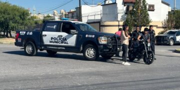 Motociclista resulta lesionado tras choque con patrulla