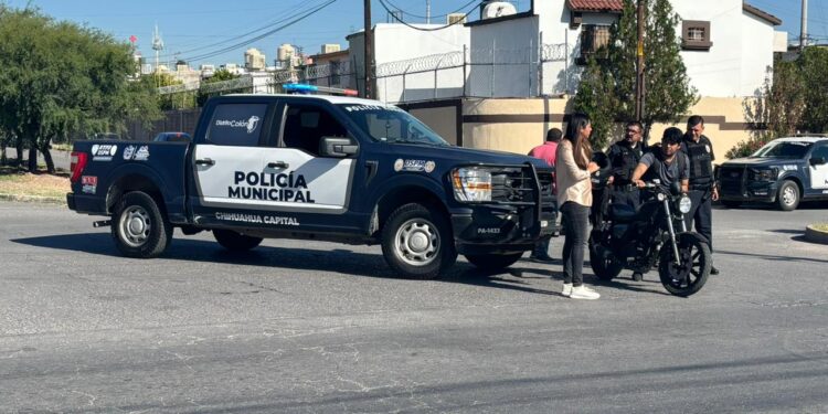 Motociclista resulta lesionado tras choque con patrulla