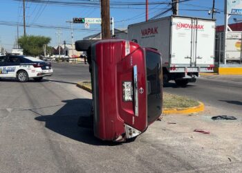 Choque-volcadura deja una mujer lesionada en la avenida Industrias