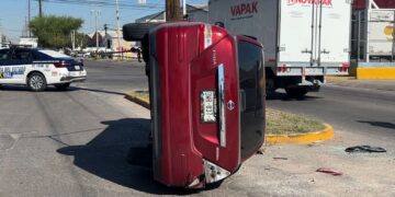 Choque-volcadura deja una mujer lesionada en la avenida Industrias
