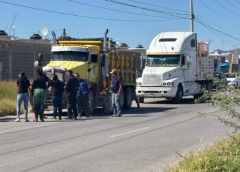 Muere conductor de camión de volteo por paro fulminante