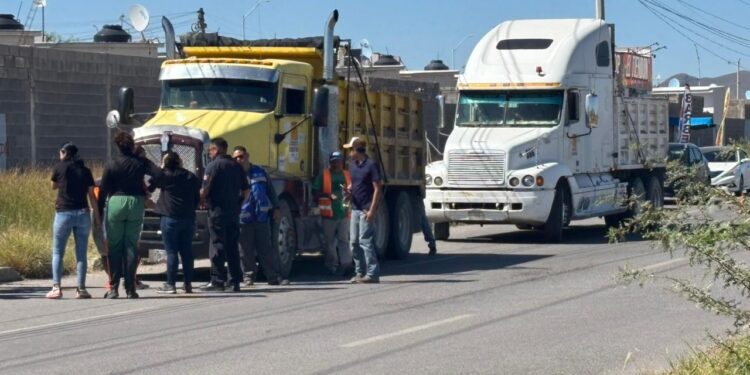 Muere conductor de camión de volteo por paro fulminante