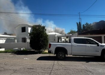 Incendio en taller de herrería obliga a desalojar viviendas cercanas