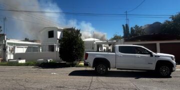 Incendio en taller de herrería obliga a desalojar viviendas cercanas