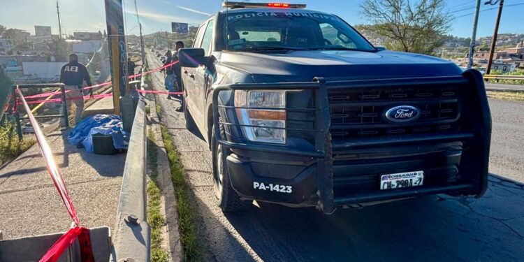 Localizan a adulto mayor sin vida y con herida en parada de camión de la Pacheco