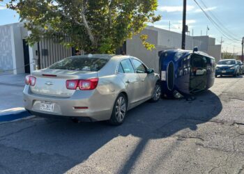 Volcadura en la colonia San Felipe deja solo daños materiales