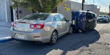 Volcadura en la colonia San Felipe deja solo daños materiales