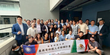 Estudiantes chihuahuenses destacan en capacitación tecnológica en Taiwán