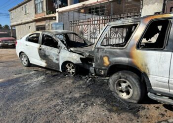 Incendio consume dos vehículos en la colonia 3 de Mayo