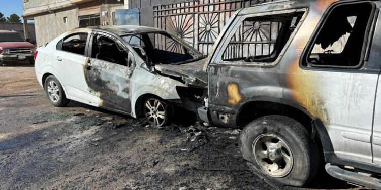 Incendio consume dos vehículos en la colonia 3 de Mayo