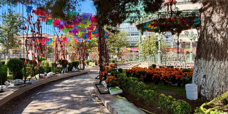 Plaza de Armas se viste de Día de Muertos