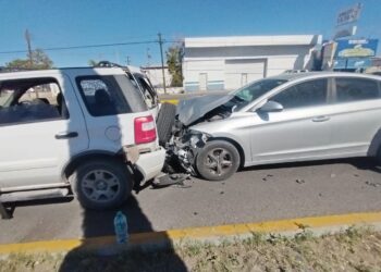 Carambola involucra tres vehículos en Delicias