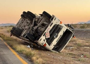 Cierran parcialmente la carretera Chihuahua-Ciudad Juárez por volcadura de pipa con diésel