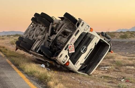 Cierran parcialmente la carretera Chihuahua-Ciudad Juárez por volcadura de pipa con diésel