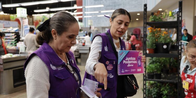 Entregan tarjetas “Juntas Podemos Ahorrar” a colaboradoras de Alsuper