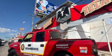 Trabajador sufre descarga eléctrica mientras reparaba un espectacular