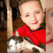 Niño adopta gato igual a él y su historia emociona