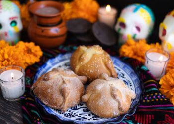 El pan de muerto y su profundo simbolismo en la tradición mexicana