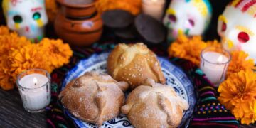 El pan de muerto y su profundo simbolismo en la tradición mexicana