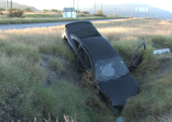 Cayó un automóvil a una zanja en la carretera 45 en Meoqui